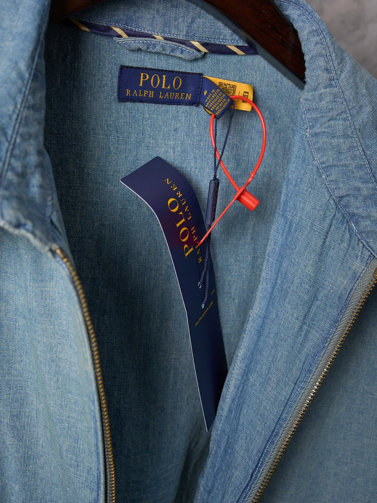 P480 Actual auction] Ralph Lauren/Ralph Lauren colorful pony logo embroidered denim lapel jacket [Ready stock] S M L XL custom-dyed cloud-like plain cotton denim soft and silky, comfortable and close to the skin, matte indigo, a denim poem dyed with time. The exquisite colorful pony logo on the left chest jumps into indigo, fully recognizable, with an atmosphere of freedom and vitality, pure and smart color symphony, neatly folded collar The details that caught the attention at a glance Reconstructed the classics with neat styles Even walking with a designed sense of calmness Using imported machine embroidery technology Using advanced computer control systems and precision mechanical components to achieve colorful pony embroidery operations with high precision and smooth and delicate lines Template machine bag opening The preset template guides the position, shape and size of the bag opening The accuracy ensures the quality of the bag opening effect The hem is made in one go using a three-needle waist-drawing machine Utilizing the machine's special needle position and feeding mechanism The elastic band and the fabric are sewn together in the same process. The three-needle design is stronger and can evenly distribute pressure to ensure that the elastic band and the fabric are closely adhered. The washing and frying process is used. The special desizing agent is preferred. Then the fabric is soaked in it and evenly sized. After desizing, it is finally rinsed. The workmanship is extremely complex. The loss is high and the fit is suitable.